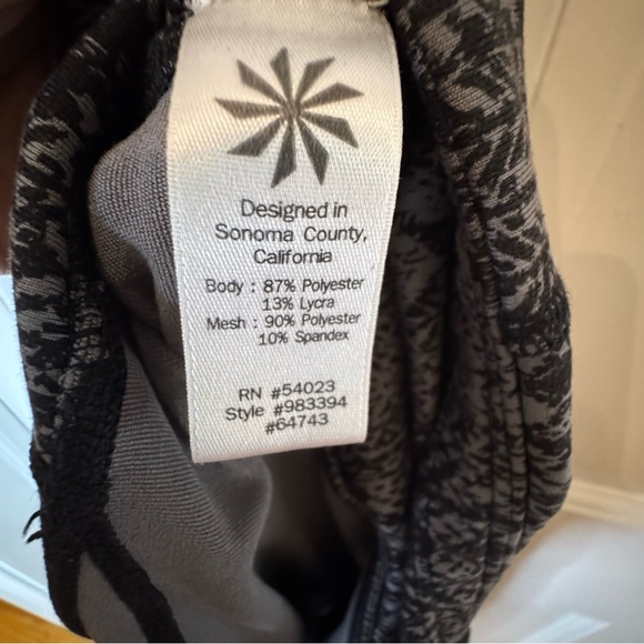 Athleta Black and Gray Patterned Activewear - Picture 5 of 7